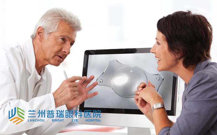 三焦點晶體：看報、打球、看風景視力都很清晰
